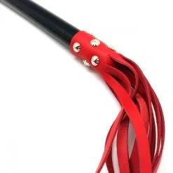 The Red Martinet Long Lanières En Cuir - Manche En Bois 80cm Rouge-Noir -FÉMINITÉS boutique martinet long lanieres en cuir manche en bois 80cm rouge noir 3