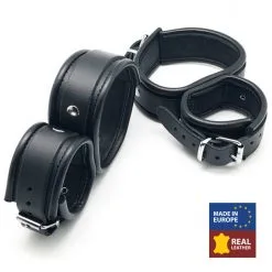 The Red Menottes De Retenue En Cuir