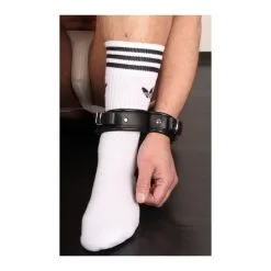 The Red Menottes De Retenue En Cuir 9 The Red Menottes De Retenue En Cuir -FÉMINITÉS boutique menottes de retenue en cuir 3