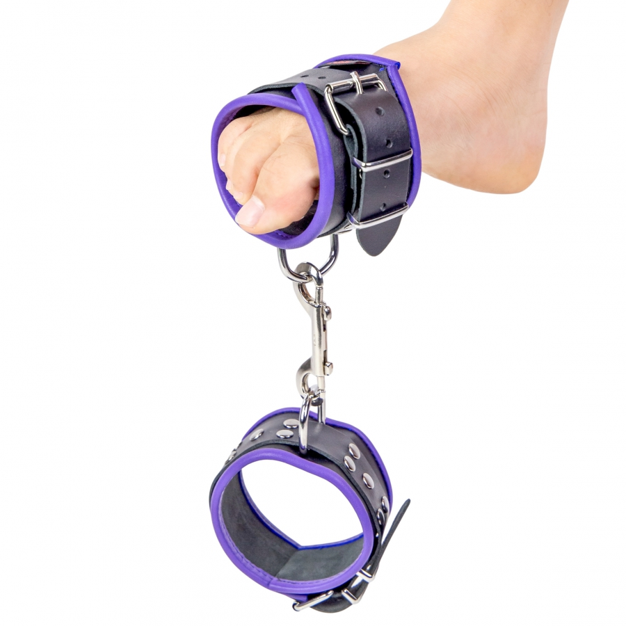 The Red Menottes En Cuir Pour Chevilles Noir-Violet 6 The Red Menottes En Cuir Pour Chevilles Noir-Violet – Image 6