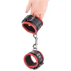 The Red Menottes En Cuir Pour Poignets Noir-Rouge -FÉMINITÉS boutique menottes en cuir pour poignets noir rouge 6