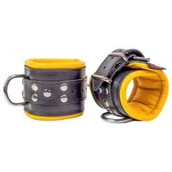 The Red Menottes En Cuir Rembourrées | Noir-Jaune 17 The Red Menottes En Cuir Rembourrées | Noir-Jaune -FÉMINITÉS boutique menottes en cuir rembourrees noir jaune 8