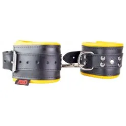 The Red Menottes En Cuir Rembourrées Pour Chevilles Noir-Jaune 15 The Red Menottes En Cuir Rembourrées Pour Chevilles Noir-Jaune -FÉMINITÉS boutique menottes en cuir rembourrees pour chevilles noir jaune 5