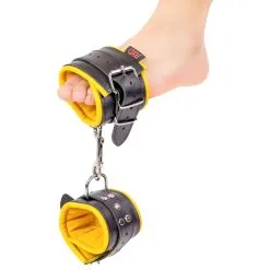 The Red Menottes En Cuir Rembourrées Pour Chevilles Noir-Jaune 18 The Red Menottes En Cuir Rembourrées Pour Chevilles Noir-Jaune -FÉMINITÉS boutique menottes en cuir rembourrees pour chevilles noir jaune 8