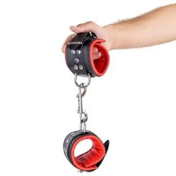 The Red Menottes En Cuir Rembourrées Pour Poignets Noir-Rouge -FÉMINITÉS boutique menottes en cuir rembourrees pour poignets noir rouge 5