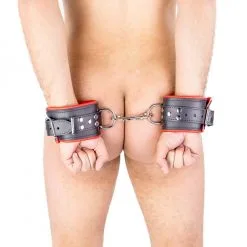 The Red Menottes En Cuir Rembourrées Pour Poignets Noir-Rouge -FÉMINITÉS boutique menottes en cuir rembourrees pour poignets noir rouge 6